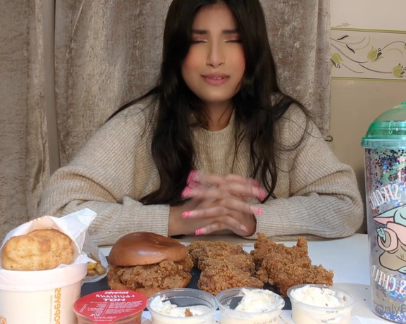 Aeluin aka aeluin OnlyFans - Back with another mukbang! This time its Popeyes This was sooo good omg but you