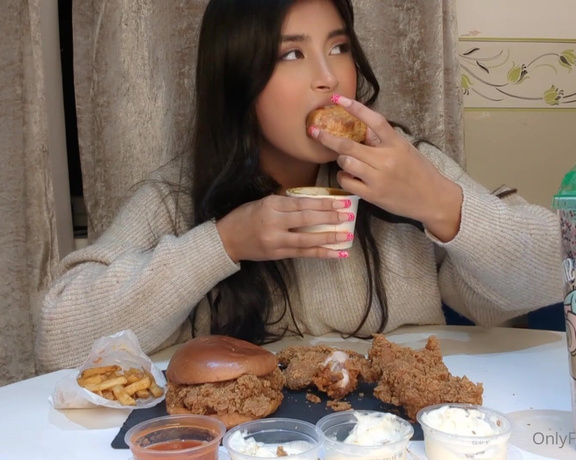 Aeluin aka aeluin OnlyFans - Back with another mukbang! This time its Popeyes This was sooo good omg but you