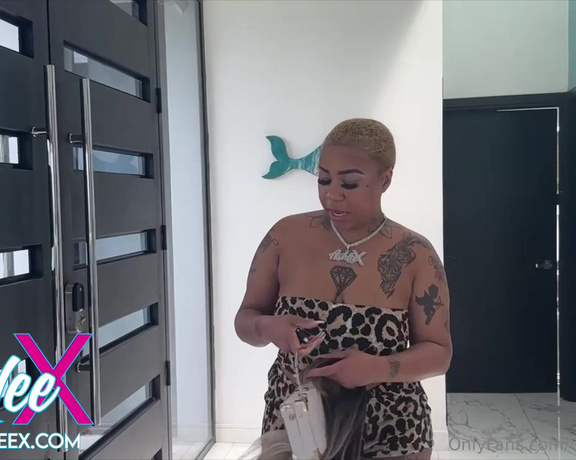 Ashlee X aka therealashleex OnlyFans - SNEAKY FREAKY MAID DM ME FOR FULL VIDEO NOW BABE)