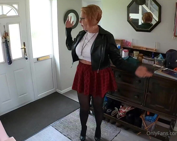 Curvy Claire aka curvyclaireuk OnlyFans - Part 1  Something extra from my latest YouTube video Power Cut Cleaning on my YouTube