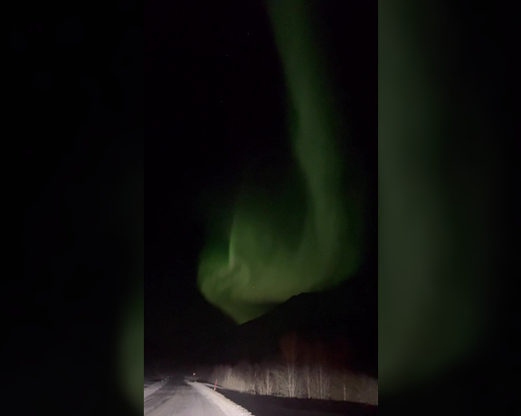 Elisa Dreams aka elisadreams OnlyFans - After 35 hours of driving in the snow, we were surprised by a first northern lights