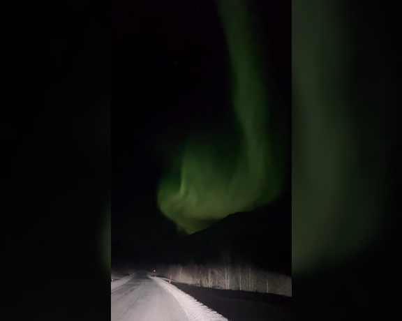 Elisa Dreams aka elisadreams OnlyFans - After 35 hours of driving in the snow, we were surprised by a first northern lights