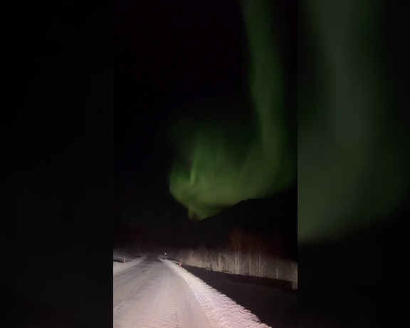 Elisa Dreams aka elisadreams OnlyFans - After 35 hours of driving in the snow, we were surprised by a first northern lights