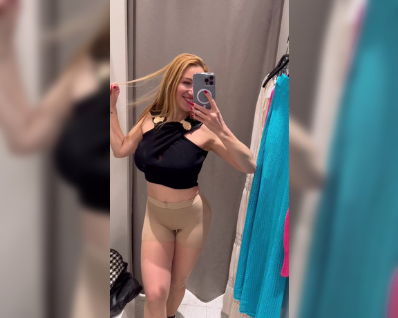 Elisa Dreams aka elisadreams OnlyFans - Love to do shopping Tell me which one is your favorite