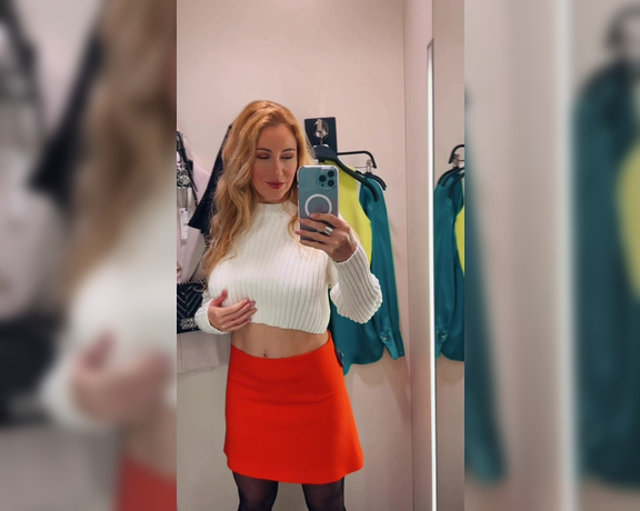 Elisa Dreams aka elisadreams OnlyFans - Last week while shopping Trying on different outfits in the fitting rooms while showing you