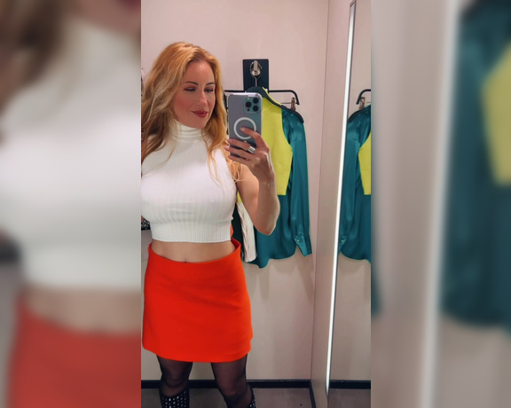 Elisa Dreams aka elisadreams OnlyFans - Last week while shopping Trying on different outfits in the fitting rooms while showing you