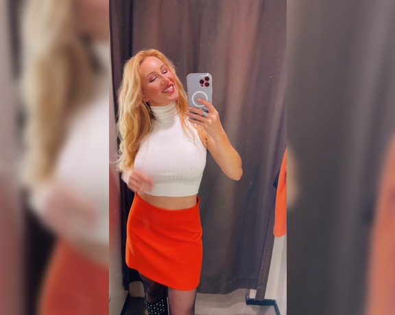 Elisa Dreams aka elisadreams OnlyFans - Last week while shopping Trying on different outfits in the fitting rooms while showing you