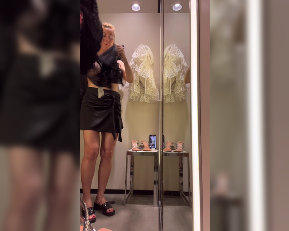 Elisa Dreams aka elisadreams OnlyFans - Having fun in the fitting room