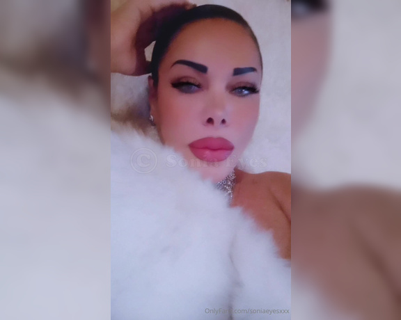 Sonia Eyes aka soniaeyesxxx OnlyFans - Monelli vi lascio con questo video sexy, ho iniziato a fare un po di contenuti natalizi,