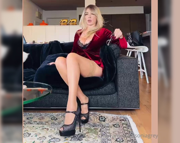 Sonia Grey aka soniagrey OnlyFans - Nuova lezione della vostra Sexy Professoressa Meno sexy … dura di pi@ Al commento