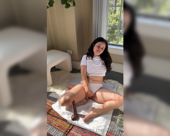 Kae Yli aka kae_yli OnlyFans - In the summertime whats better than pouring some fresh water on yourself and sinking into some