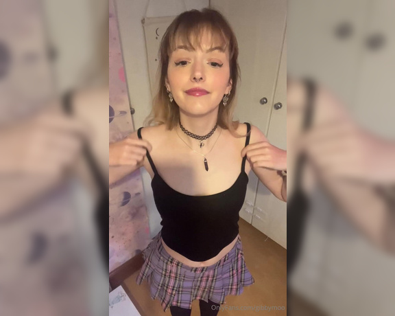 Gibbymoo aka gibbymoo OnlyFans - Enjoying showing off my outfit