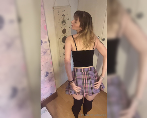 Gibbymoo aka gibbymoo OnlyFans - Enjoying showing off my outfit