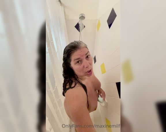 Hotmommaxine aka hotmommaxine OnlyFans - Nice and clean after the pool Anyone want to help scrub me