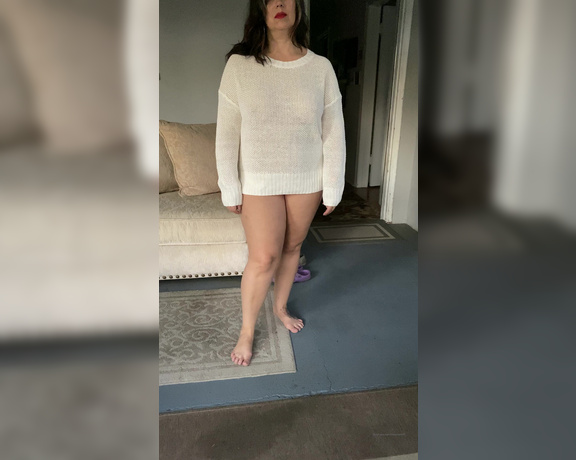 Hotmommaxine aka hotmommaxine OnlyFans - How do you like my new sweater