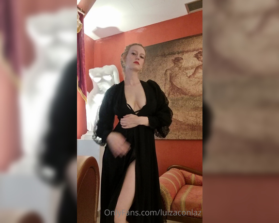 Luiza Conlaz aka luizaconlaz OnlyFans - Devi venerare la tua dea, ora inginocchiati