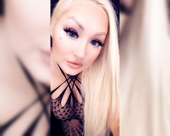 Everyone Loves Tanya aka everyonelovestanya OnlyFans - Fishnet