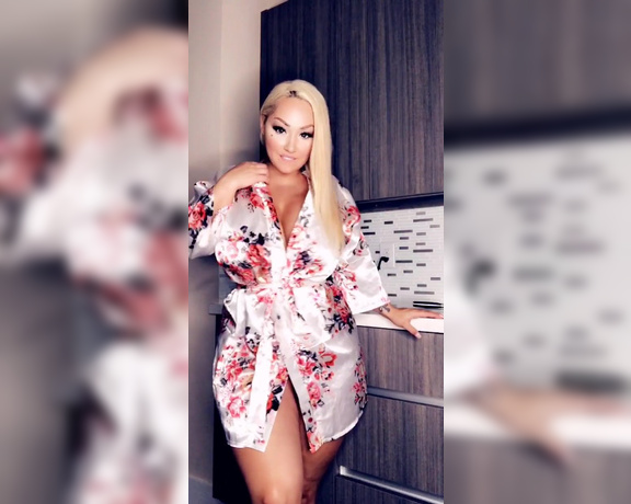 Everyone Loves Tanya aka everyonelovestanya OnlyFans - Silk robe