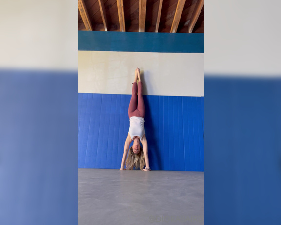 Diora Baird aka diorabaird OnlyFans - Happy fit Friday! Have ya been upside down lately