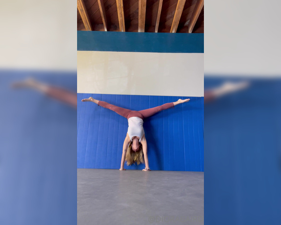 Diora Baird aka diorabaird OnlyFans - Happy fit Friday! Have ya been upside down lately