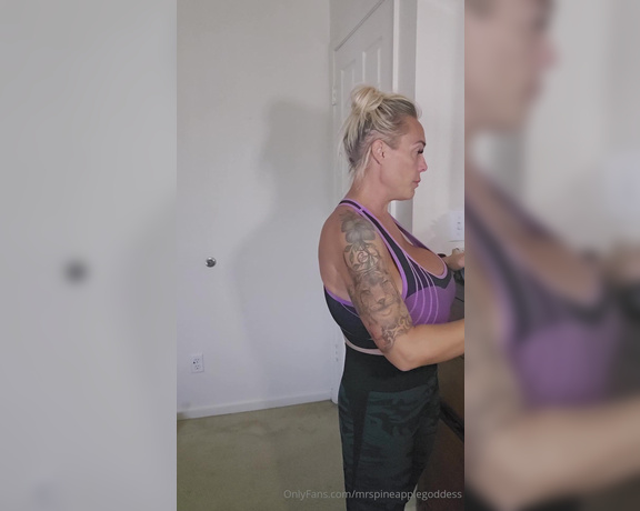 Mrs pineapple goddess aka mrspineapplegoddess OnlyFans Video - Sports bra try on