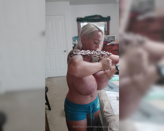 Mrs pineapple goddess aka mrspineapplegoddess OnlyFans Video - Sports bra try on