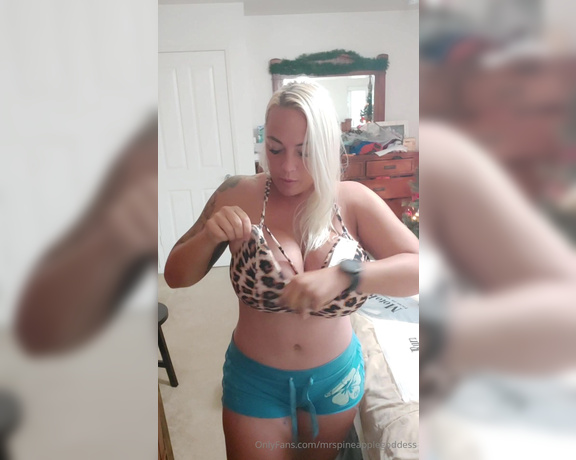 Mrs pineapple goddess aka mrspineapplegoddess OnlyFans Video - Sports bra try on