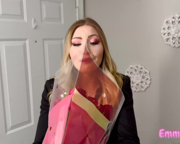 Emma Sirus aka emmasirus OnlyFans Video - For Valentines day you greet me with flowers and chocolates, so my gift to you is