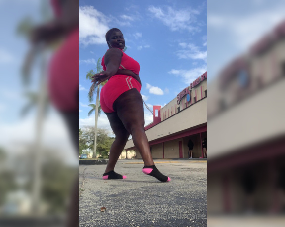 Niamilkmarie aka niamilkmarie OnlyFans Video - Twerkin By The Palm Trees In Florida