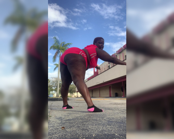 Niamilkmarie aka niamilkmarie OnlyFans Video - Twerkin By The Palm Trees In Florida