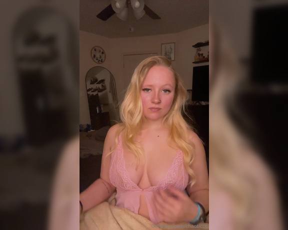 Whitney aka chaoticcc OnlyFans Video - I promise Im getting back to messages they just keep saying error when i respond