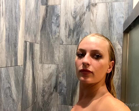 Elana Bunnz aka ebunnzvip OnlyFans Video - The proper way to shave your legs in the shower