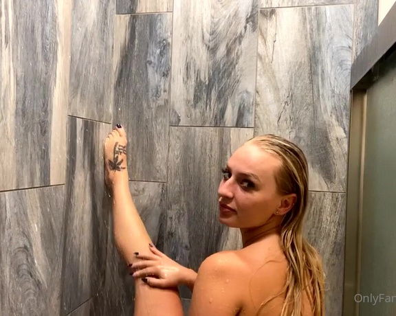 Elana Bunnz aka ebunnzvip OnlyFans Video - The proper way to shave your legs in the shower