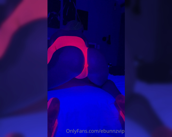 Elana Bunnz aka ebunnzvip OnlyFans Video - Do you like my glowing outfit