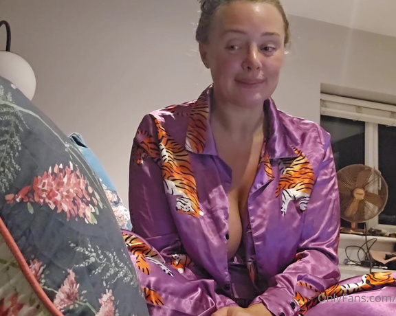 Beth Bennett aka bethundressed OnlyFans Video - QUESTION TIME listen to my dulcet tones answering your questions