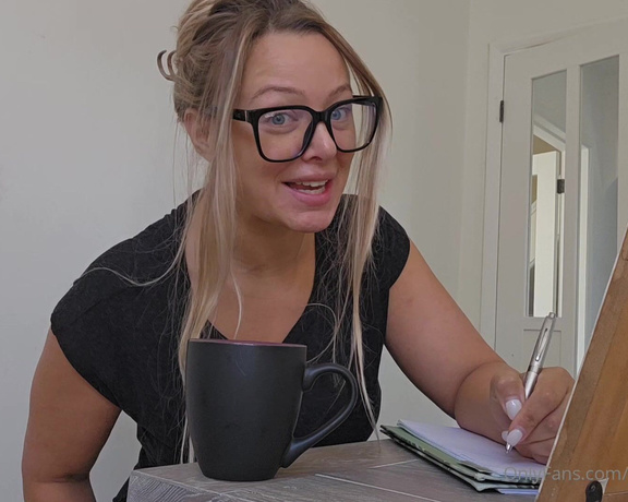 Beth Bennett aka bethundressed OnlyFans Video - Ive noticed that you always look stressed in the office