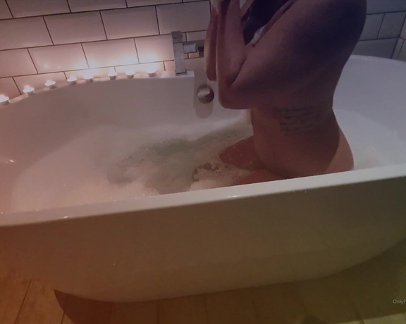 Beth Bennett aka bethundressed OnlyFans Video - bath time