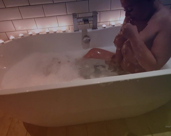 Beth Bennett aka bethundressed OnlyFans Video - bath time