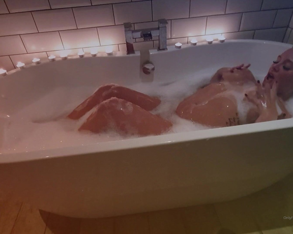 Beth Bennett aka bethundressed OnlyFans Video - bath time