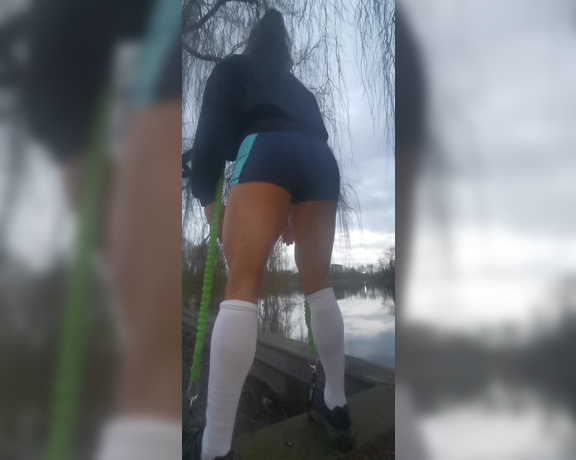 Karyn Bayres aka labayresonfire OnlyFans Video - Peso muerto para estirar y contraer mis femorales, con este pequeño short te lo muestro de