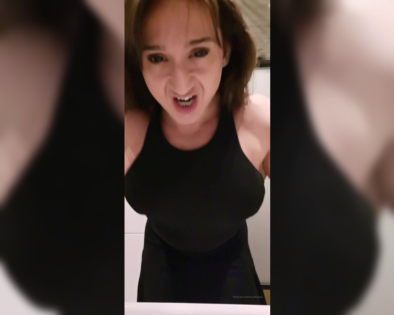 Karyn Bayres aka labayresonfire OnlyFans Video - Sexy striptease luciendo el poder de mis músculos