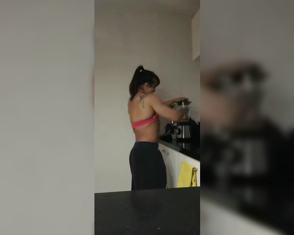 Karyn Bayres aka labayresonfire OnlyFans Video - La hora más importante del día para mantener este abdomen bien lleno de venas y estos