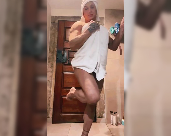 Karyn Bayres aka labayresonfire OnlyFans Video - Otra semana de entreno terminada  Y tenía unas ganas terribles de una rica ducha con