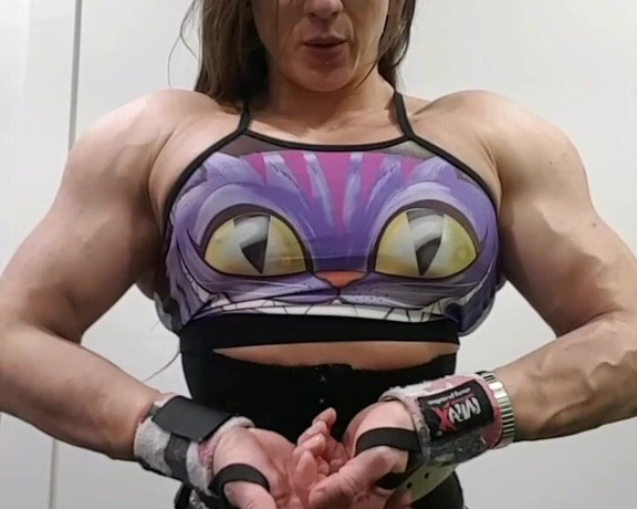 Karyn Bayres aka labayresonfire OnlyFans Video - Veins pumping