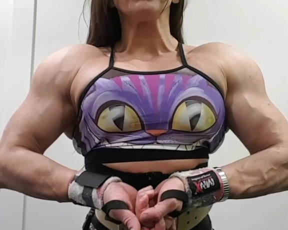 Karyn Bayres aka labayresonfire OnlyFans Video - Veins pumping