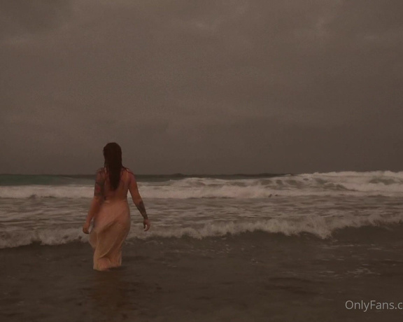 Rosamagnoliaxo - I miss the beach  Shot by @ninalavoix in Mexico last year L (17.05.2020)