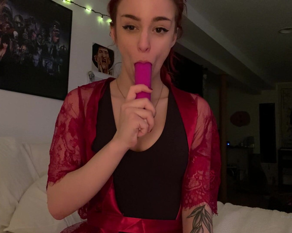 Babypeachhead - New toy squirted using my new dildo (i can squirt a lot more though) HF (24.02.2020)