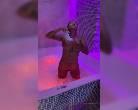 Venus Afrodita aka venusafroditahd OnlyFans Video - Acompañame a darme un rico baño en este jacuzzi