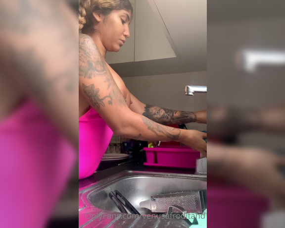 Venus Afrodita aka venusafroditahd OnlyFans Video - Buenos dias Estoy haciendo tareas del hogar y luego me pondre a full a grabar contenido