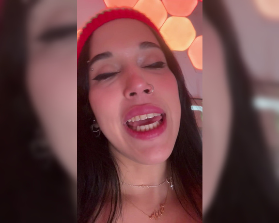 Vivi Tarantino aka vivitarantino OnlyFans Video - Envía un tip de 10 o más para set navideño  video regálame tus pajas esta